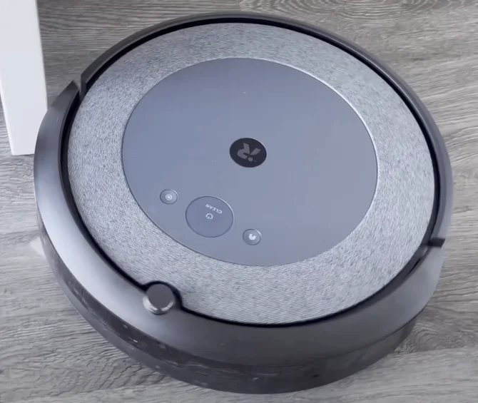 En esta foto del Roomba i3 se aprecia la textura textil