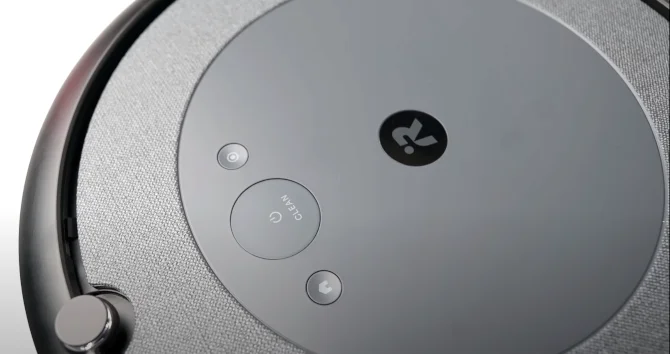 Frontal del Roomba i3, con los 3 botones principales